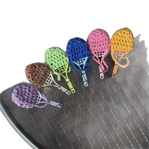 Colgante de bolso de tenis miniatura hecho a mano por Binhan, adorno de coche de aleación rosa para decoración de interiores - Product Image 5