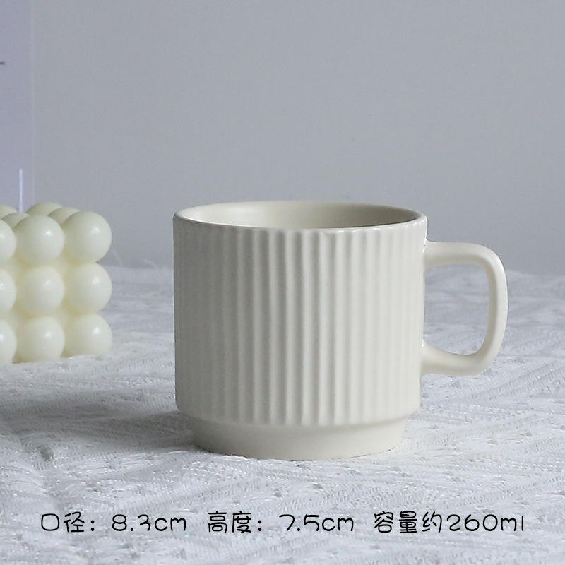 นมสีขาวทั้งถ้วยเดียว