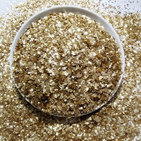 Vente en gros d'usine : Flocons de mica colorés, éclats de roche jaune doré, pour la production de peinture de sol en usine.