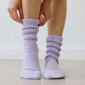 Chaussettes de yoga longues et amples de couleur unie, chaussettes de ballet populaires, chaussettes de Pilates, chaussettes de studio pour femmes avec poignées - Product Image 1