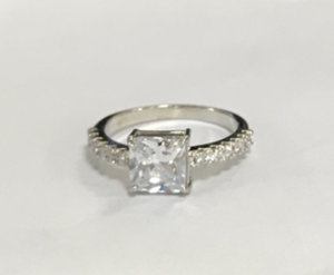 Anillo de compromiso de latón chapado en oro de 18 quilates con circonita cúbica de corte princesa cuadrado, banda lateral pavé, anillo de promesa de boda de circonita cúbica para mujer, venta al por mayor - Product Image 3