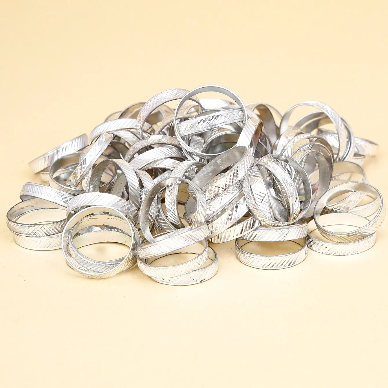 Nuovo modello di dimensioni casuali, 100 pezzi 1 borsa, anelli da dito in alluminio placcato argento stile semplice per regalo donna