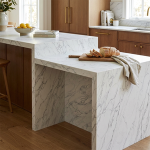 Encimera de Cuarzo Calacatta con Diseño de Cascada y Borde a Medida para Proyecto de Cocina de Villa de Lujo - Product Image 3