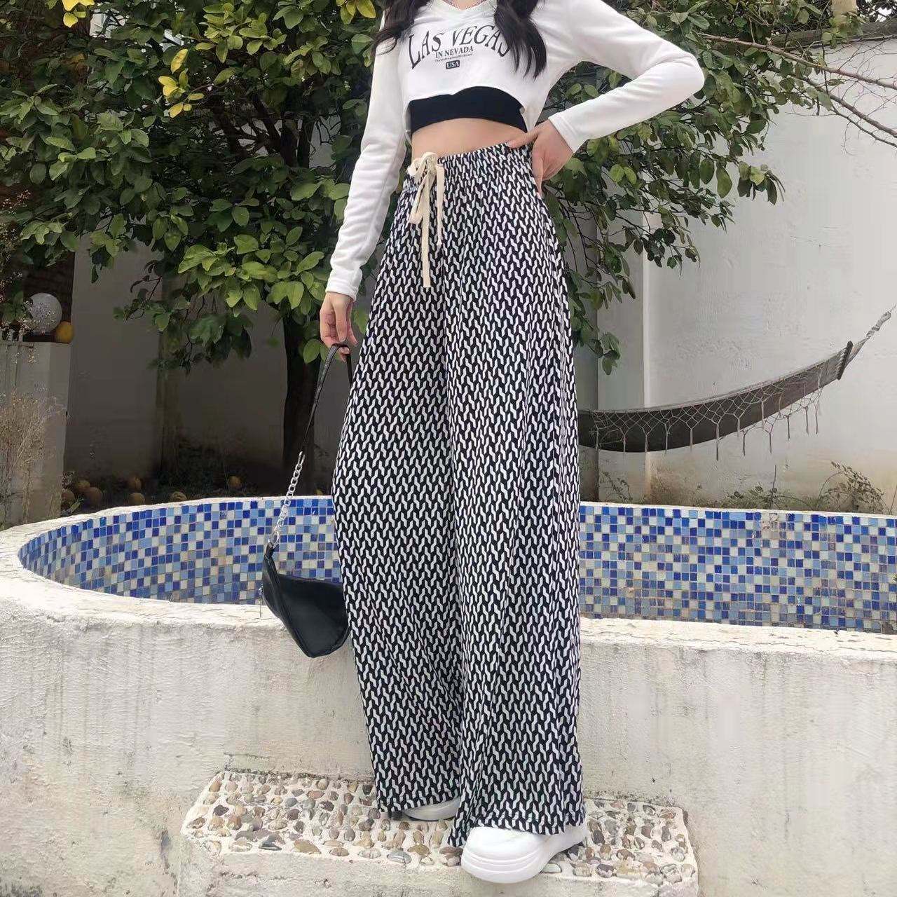 สิ่งทอลายทแยงสีดำ