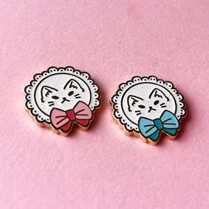 China fabrica alfileres de solapa de dos gatos, forma redonda personalizada y decoración de <span class=keywords><strong>pajarita</strong></span>, insignia pequeña, PIN de esmalte suave duro, Gato brillante - Product Image 1