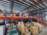 Mezzanine avec escalier pour stockage sécurisé en entrepôt