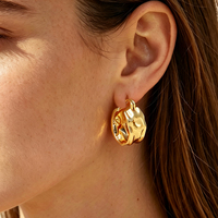 Boucles d'oreilles Huggie tendance à texture froissée irrégulière, plaqué or 18 carats, bijoux d'oreille martelés massifs à fermoir à pression, pour usage quotidien, cadeau