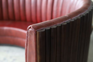 Hendry - Sofás de Cuero Genuino <span class=keywords><strong>Mexicano</strong></span> Hechos a Medida, Estilo Banqueta Semicircular para Restaurantes, con Respaldo de Líneas - Product Image 6