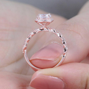 Anello a fascia intrecciata da donna, tono oro rosa, gioiello minimalista alla moda - Product Image 6