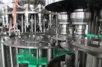 Machine d'emballage automatique 2000BPH PET bouteille 200ml UHT lait pasteurisé jus de fruits Machine d'application d'eau engrenage PLC 500ml