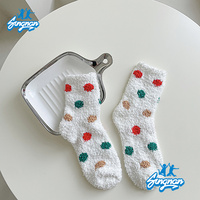 Benutzerdefiniertes Logo Modische Winter-Nerzvelours-Plüsch-Knöchelsocken, Dünn, Weiß, Warm, Schlaf- und Freizeitsocken aus Polyester