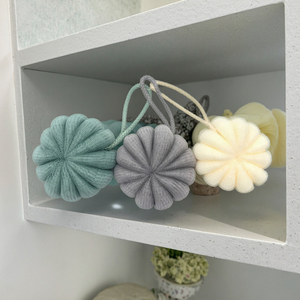 ฟองน้ำตาข่ายขัดผิวแบบลูกบอลทำจาก PE สำหรับทำความสะอาดร่างกายทำจากสบู่เข้มข้นรูปทรงกลีบดอก - Product Image 4