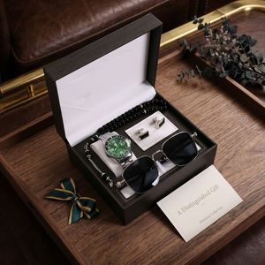 Coffret <span class=keywords><strong>Cadeau</strong></span> Luxe OEM 5 Pièces pour Homme : Montre, Lunettes <span class=keywords><strong>de</strong></span> Soleil, Chapelet et Boutons <span class=keywords><strong>de</strong></span> Manchette – Vente Chaude pour Entreprises, Longueurs <span class=keywords><strong>de</strong></span> Service et Régimes <span class=keywords><strong>de</strong></span> Retraite - Product Image 1