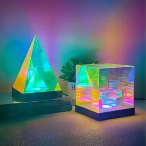 Creative Infinity 3D Cube Night Light Ambience Decor Acrílico LED Colorido Cubo mágico/Triángulo Lámpara de mesa para dormitorio Sala de juegos - Product Image 1