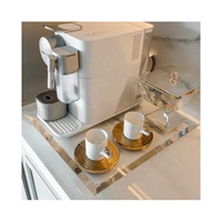 Couverts rectangulaires de décor à la maison d'hôtel servant le plateau acrylique transparent élevé de meubles