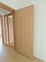 Porte intérieure moderne en bois composite imperméable avec écran en fibre de verre et verre en aluminium pour salle de bain et chambre à coucher