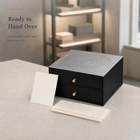 Boîte cadeau rigide noire et argentée personnalisée avec deux tiroirs, détails fins et séparateur doré pour emballage cadeau de détail