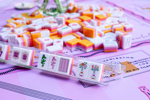 Juego de Mahjong Portátil Ecológico de Lujo en Naranja Vibrante, 160 Fichas Acrílicas Multicapa para Entretenimiento Familiar - Product Image 4