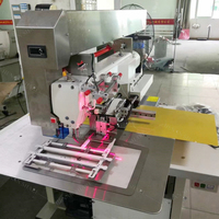 Machine à coudre automatique pour surjeter les poches des jeans