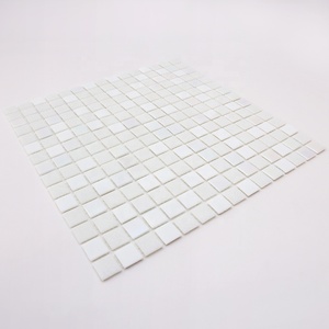 Mosaïque de verre carrée blanche irisée à fusion à chaud au design moderne pour crédence de salle de bain, <span class=keywords><strong>sol</strong></span> et <span class=keywords><strong>carrelage</strong></span> de piscine - Product Image 2