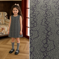 Tela de Poliéster 100% con Bordado de Camelia en Contorno Morado sobre Base Verde, Textil Bordado Floral para Prendas y Abrigos de Niñas