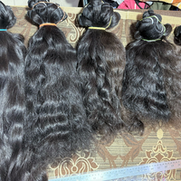 Extensions de cheveux humains à donneur unique indien brut pur naturel ondulé bouclé avec alignement des cuticules non transformés approvisionnement en gros