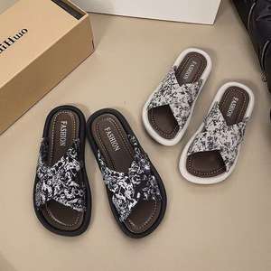 รองเท้าแตะแบบสวมในบ้าน รุ่นวินเทอร์คลาสสิค ปิดนิ้วเท้า กันลื่น พื้นนุ่ม อุ่น ระบายอากาศ ป้องกันกลิ่น ทำจากผ้าฝ้าย ตกแต่งด้วยแถบแฟชั่น - Product Image 4