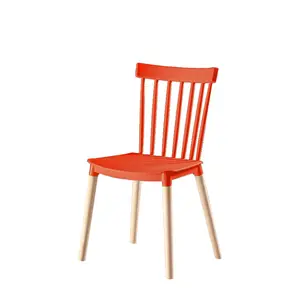 Mobilier d'intérieur classique chaise rouge en plastique pieds en bois dos creux style mode chaise d'été pour salle à manger salon restaurant