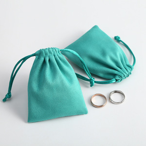 Bolsa de terciopelo con cordón de 8x10 cm para guardar joyas y auriculares, diseño de base plana de gamuza, con posibilidad de imprimir logotipo. - Product Image 3