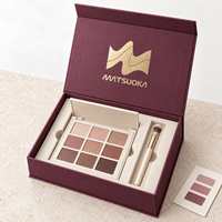 Palette de fards à paupières magnétique de luxe estampillée or dans une boîte en carton rigide avec plateau personnalisé et compartiment séparé pour pinceaux