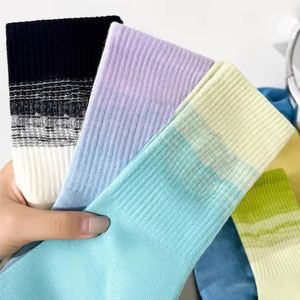 Fabrication de <span class=keywords><strong>chaussettes</strong></span> de qualité personnalisées pour femmes, <span class=keywords><strong>jolies</strong></span> <span class=keywords><strong>chaussettes</strong></span> de Saint Valentin en coton de bambou côtelé rouge avec logo brodé - Product Image 2