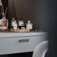 Gagang Kabinet Minimalis Modern Bentuk Batang Panjang, Warna Hitam Matte Emas, Bahan Aluminium Alloy, Model Tersembunyi untuk Lemari Dapur, Lemari Pakaian, dan Kamar Mandi
