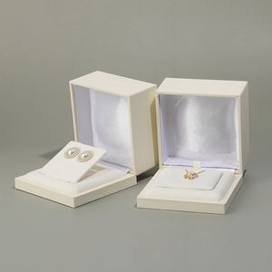 Caja de anillo de terciopelo de franela con logotipo personalizado para brazalete regalo rosa - Product Image 2