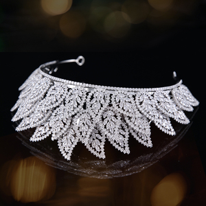 Diadème de <span class=keywords><strong>mariée</strong></span> de luxe à motif feuille, plaqué argent, base argentée, entièrement serti de zircon cubique, pour mariage, Quinceañera, concours de beauté, avec attaches à épingles - Product Image 6
