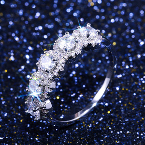 Anello Elegante da Donna per Fidanzamento, Gioiello Regolabile in Lega di Rame con Accenti Scintillanti, Stile Moderno e Minimalista - Product Image 4