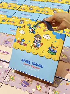 Rangement et boîte-cadeau pour bébé astronaute rabattable avec dossiers en carton ondulé organisent les trésors du bébé dans un revêtement UV de style galactique - Product Image 4