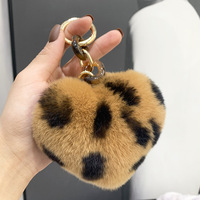 Porte-clés à pompon en peluche légère Ornement de sac en forme de coeur Premium Soft for Love Porte-clés de voiture Fuzzy Cadeau personnalisé