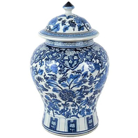 Une usine chinoise de grande taille propose des pots de temple et de gingembre en porcelaine bleus et blancs peints à la main avec des motifs de poissons et de fleurs