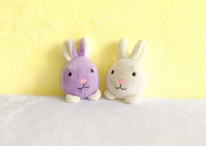 Mini peluche lapin adaptée aux bébés - Lapins en peluche doux à tenir en main, idéal pour le développement sensoriel et les câlins des bébés - Product Image 4