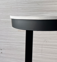 Jambes noires dessus en marbre Table basse Table à thé Table de nuit Table de chevet pour Suites nordiques Appartement Boutique Hôtels Chambre d'invités