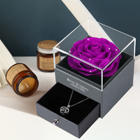 Valentinstags- und Muttertagsgeschenk: Konservierte Rosen in Acrylbox mit „Ich liebe dich“-Halskette
