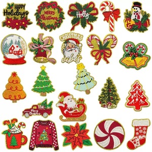 Patch brodé de Noël Bonhomme de neige Ours polaire thermocollant en feutre non tissé avec broderie en fil de polyester pour la décoration de vêtements - Product Image 1