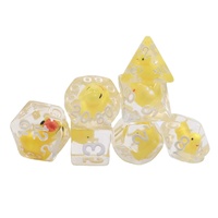 Feeron 7pcs Dadu Resin Polihedral Modern Berukir Inti Cair Motif Bebek Kuning, Set Dadu Personal untuk D&D Pathfinder Permainan Papan Anak