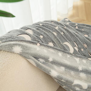 Vente en gros d'étoiles dinosaure licorne motif personnalisé lumineux couverture pour enfants cadeau de Noël flanelle lueur dans le noir jeter couverture - Product Image 4