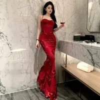 Robe de soirée élégante rouge sans manches, coupe ajustée, taille haute, sans col, motif uni