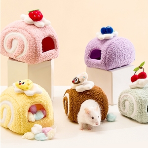 เตียงนอนสัตว์เลี้ยงรูปโรลสวิสแบบนุ่มสำหรับหนูแฮมสเตอร์และสัตว์ขนาดเล็ก บ้านหลบภัยแสนอบอุ่นธีมขนมหวานน่ารัก พร้อมซับในขนแกะนุ่ม - Product Image 1