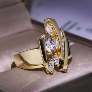 Anillo geométrico en tono dorado para mujer, joyería elegante para los dedos - Product Image 4