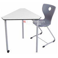 Mobilier scolaire à hauteur réglable ensemble de chaises de bureau pour étudiant unique bord lisse en forme de triangle pour une utilisation en classe
