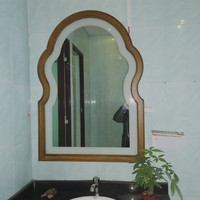 Miroir LED de salle de bain de forme irrégulière, design européen moderne, miroir mural étanche pour chambre à coucher et salle à manger