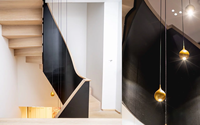 Escalier courbé Tanlong avec marches en acier noir, escalier flottant moderne